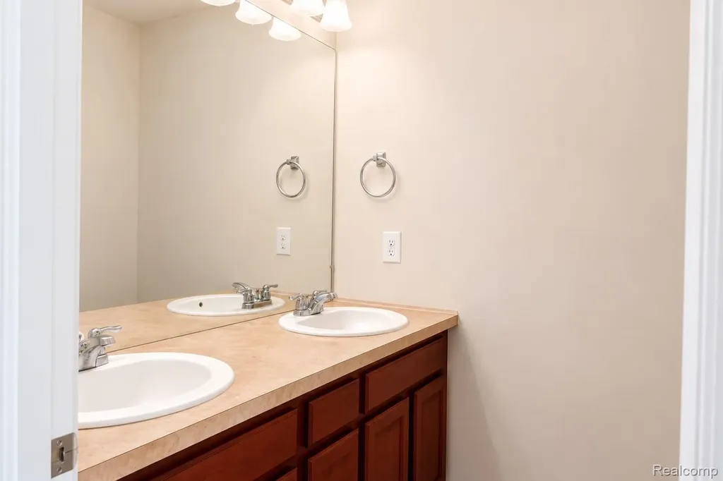 2940 Glenbar Circle Rochester Hills City MI 48307