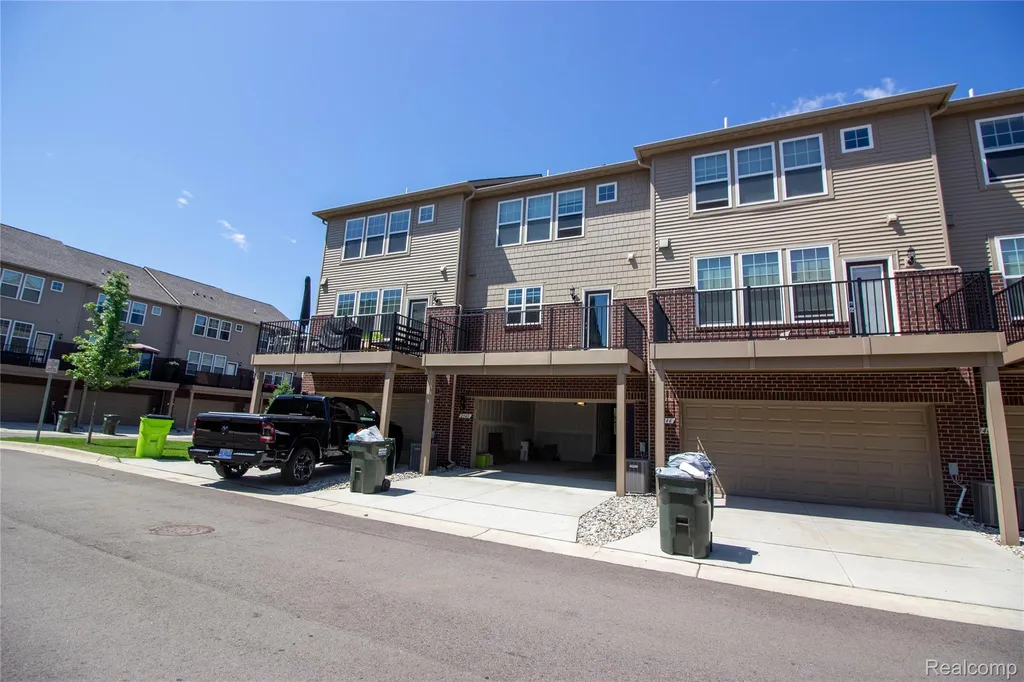 2940 Glenbar Circle Rochester Hills City MI 48307
