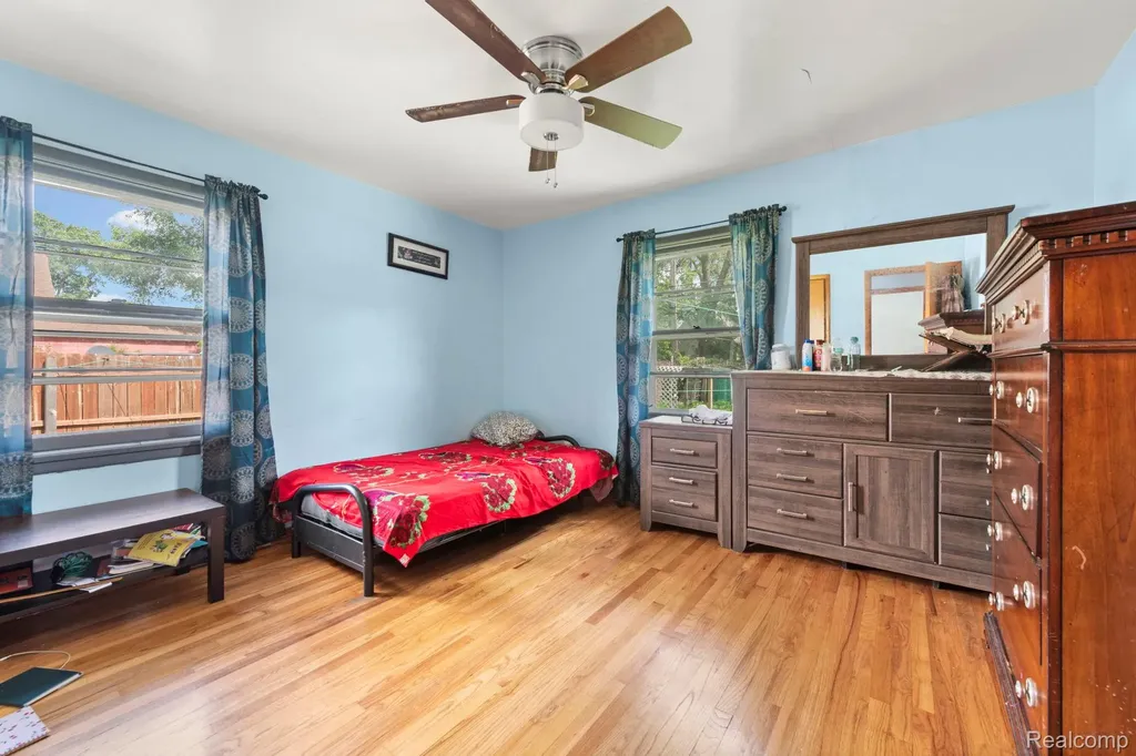 7208 Jackson Avenue Warren City MI 48091
