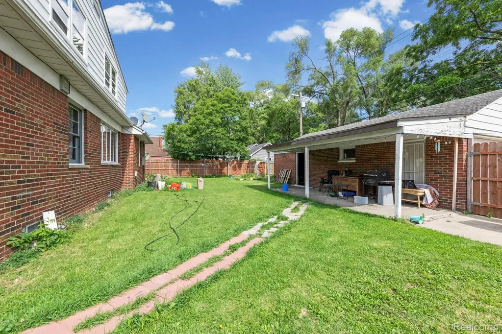 7208 Jackson Avenue Warren City MI 48091