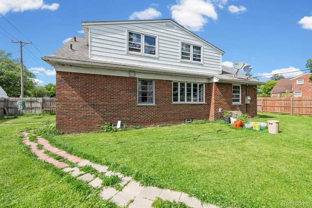 7208 Jackson Avenue Warren City MI 48091