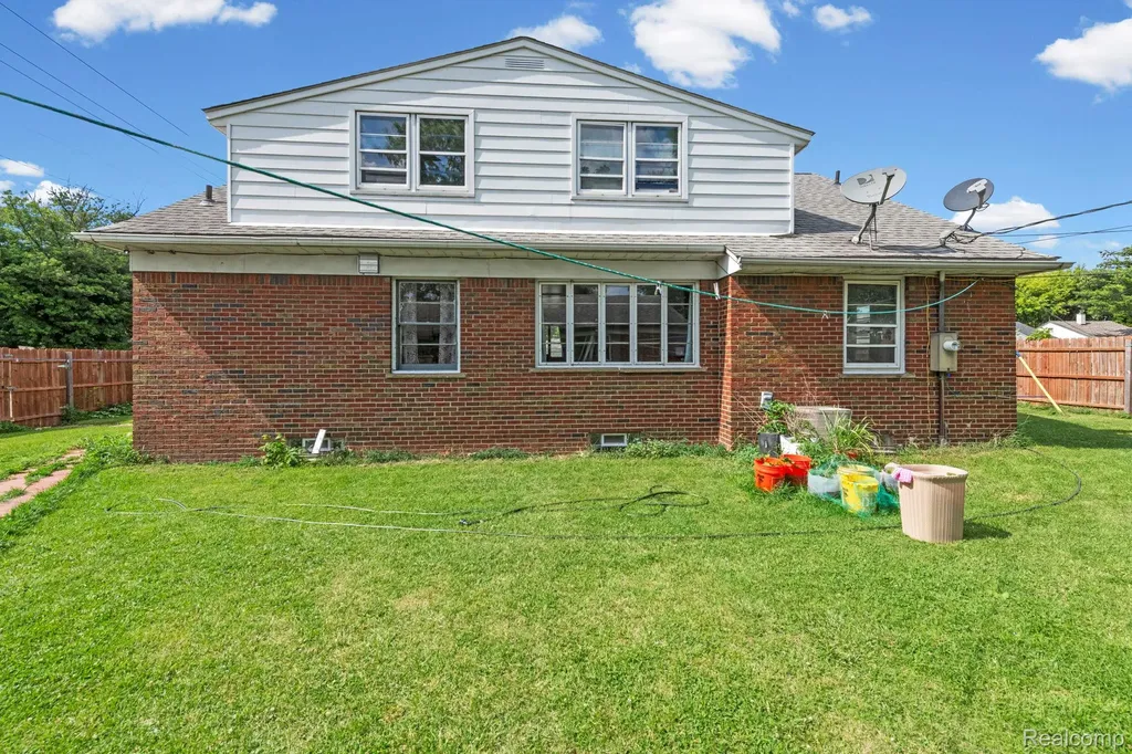 7208 Jackson Avenue Warren City MI 48091