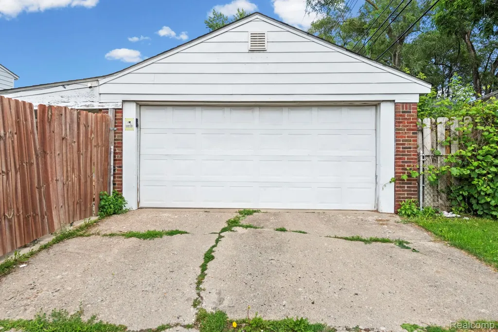 7208 Jackson Avenue Warren City MI 48091
