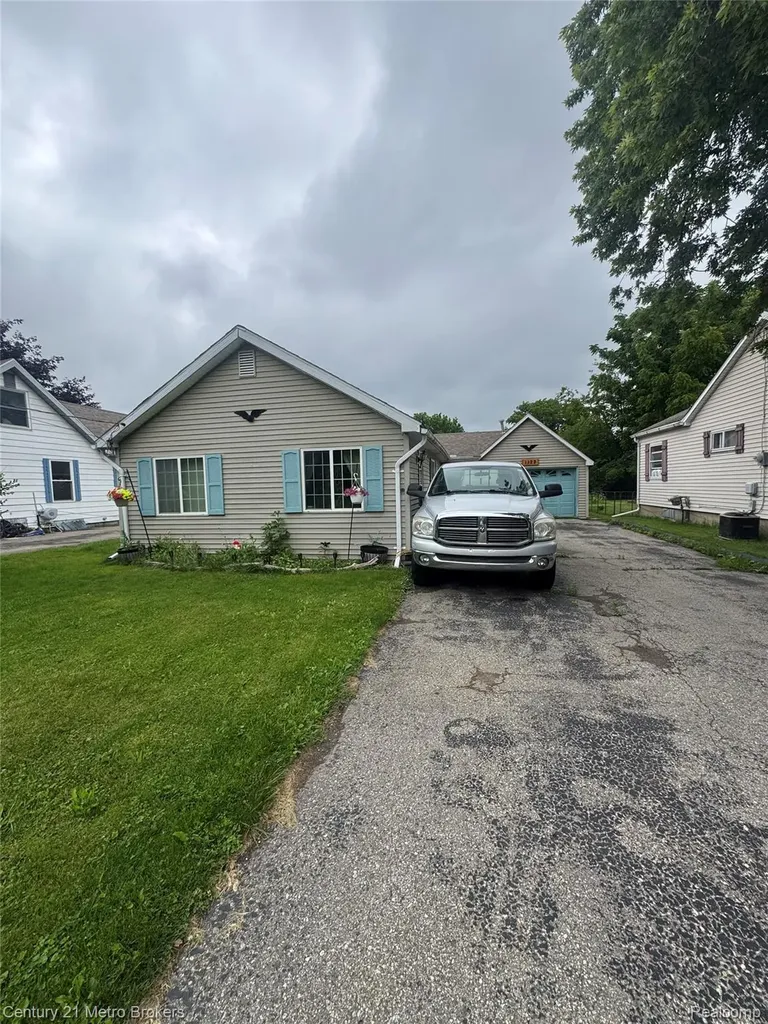 1128 W Parkwood Avenue Flint Charter Township MI 48507