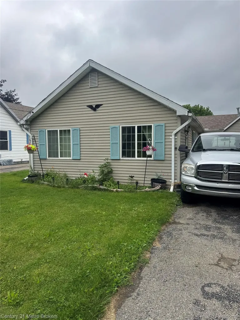 1128 W Parkwood Avenue Flint Charter Township MI 48507