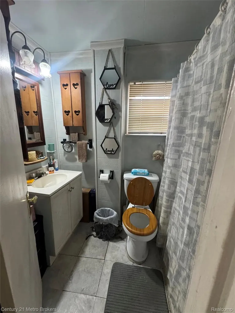 1128 W Parkwood Avenue Flint Charter Township MI 48507