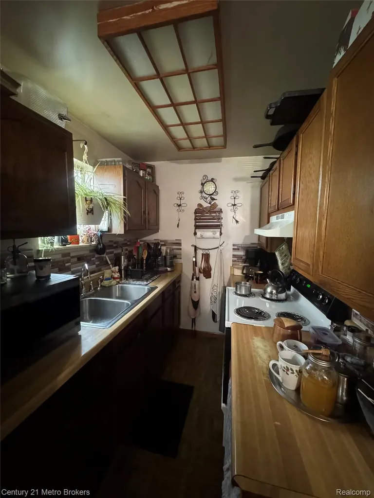 1128 W Parkwood Avenue Flint Charter Township MI 48507