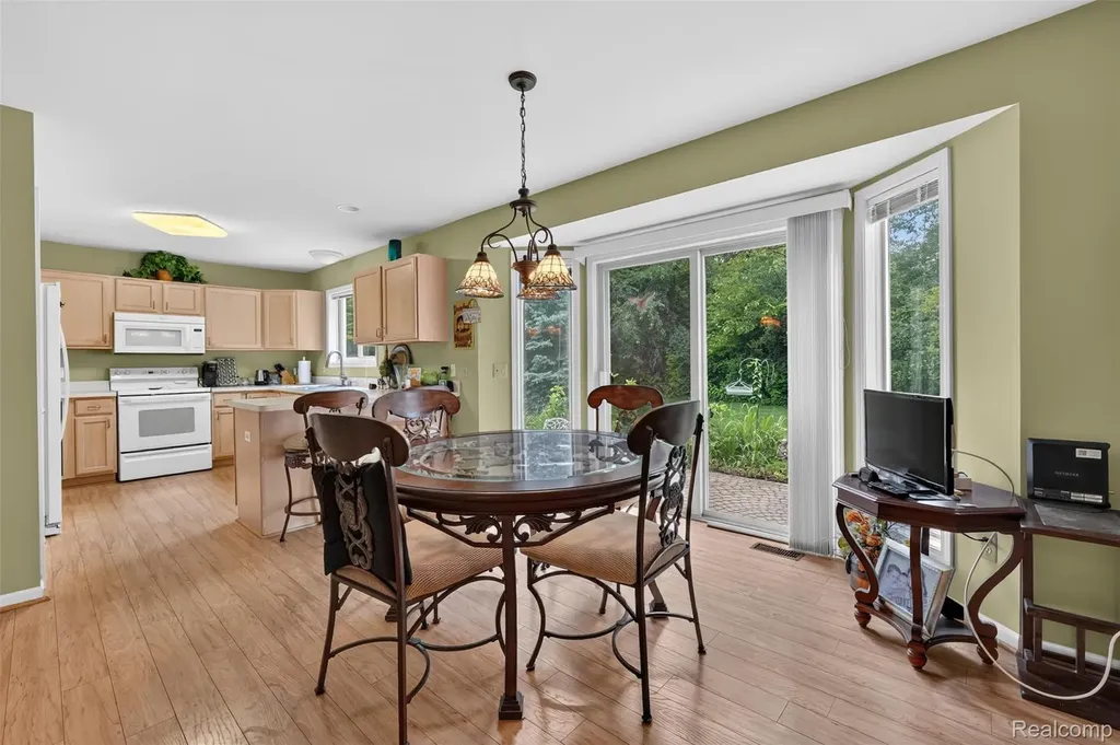 2366 Elkridge Circle Highland Charter Township MI 48356