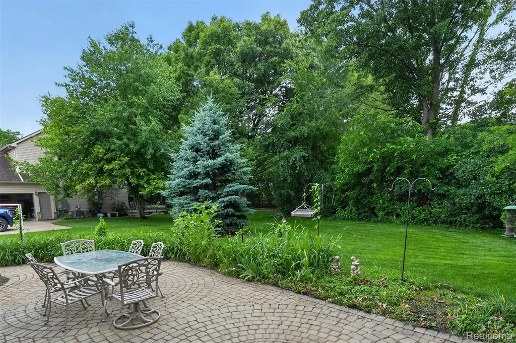 2366 Elkridge Circle Highland Charter Township MI 48356