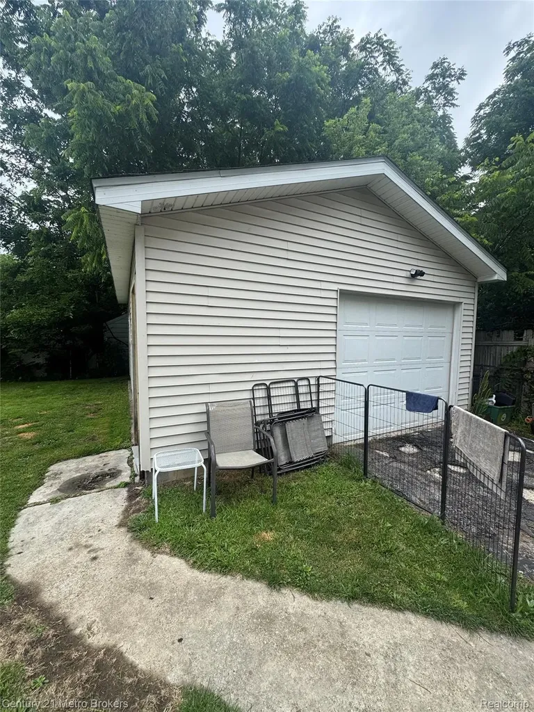 1124 W Parkwood Avenue Flint Charter Township MI 48507