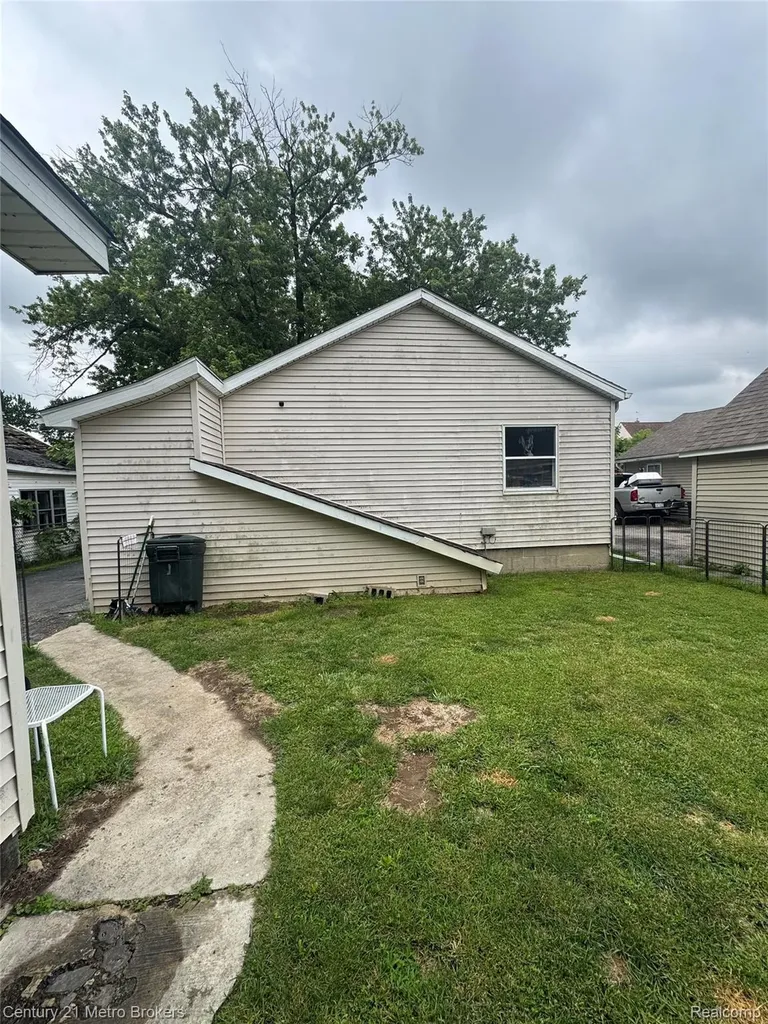 1124 W Parkwood Avenue Flint Charter Township MI 48507