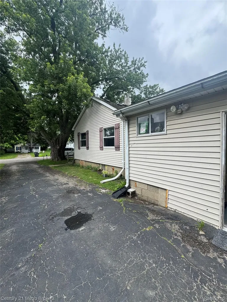 1124 W Parkwood Avenue Flint Charter Township MI 48507