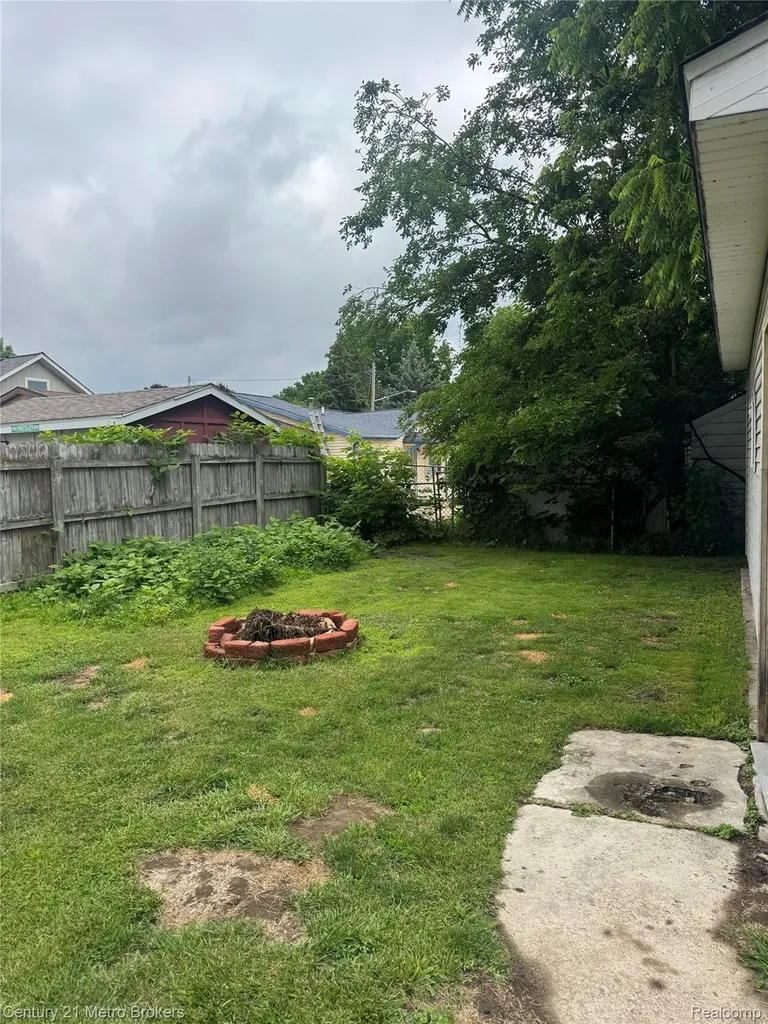 1124 W Parkwood Avenue Flint Charter Township MI 48507