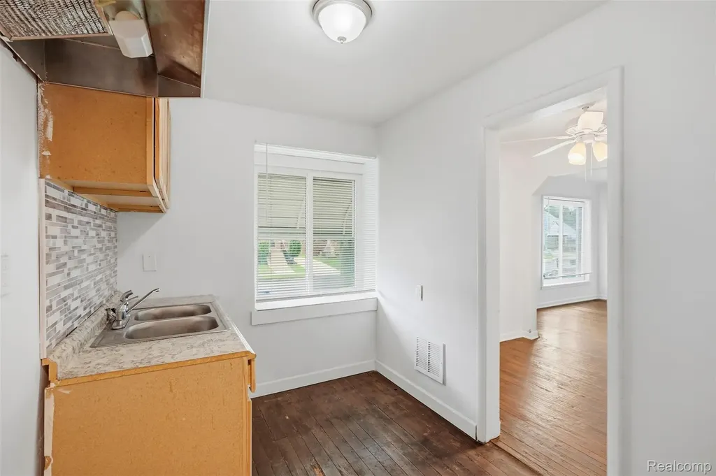18937 Algonac Street Detroit City MI 48234