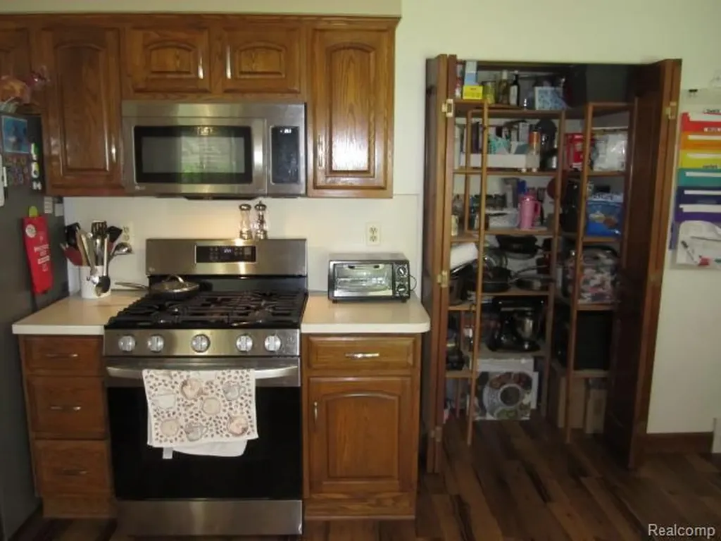32529 Firwood Drive Warren City MI 48088