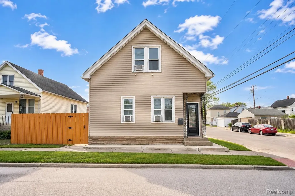 2433 Zinow Street Hamtramck City MI 48212