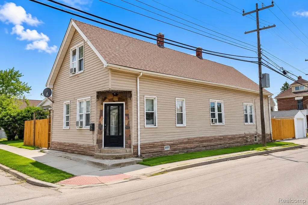 2433 Zinow Street Hamtramck City MI 48212