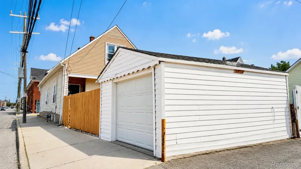 2433 Zinow Street Hamtramck City MI 48212