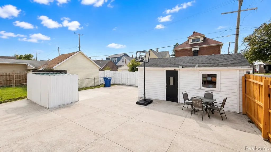 2433 Zinow Street Hamtramck City MI 48212