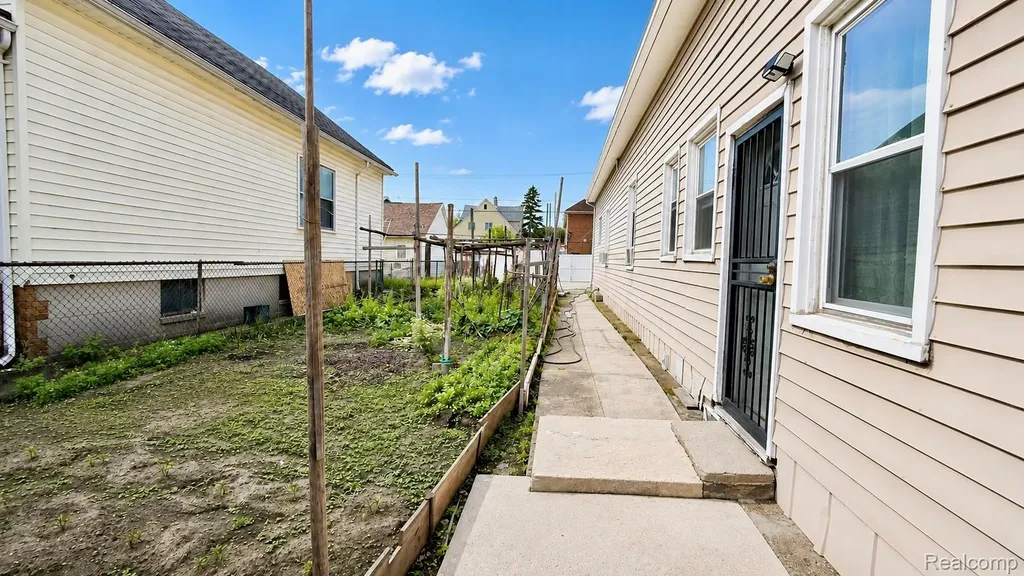2433 Zinow Street Hamtramck City MI 48212