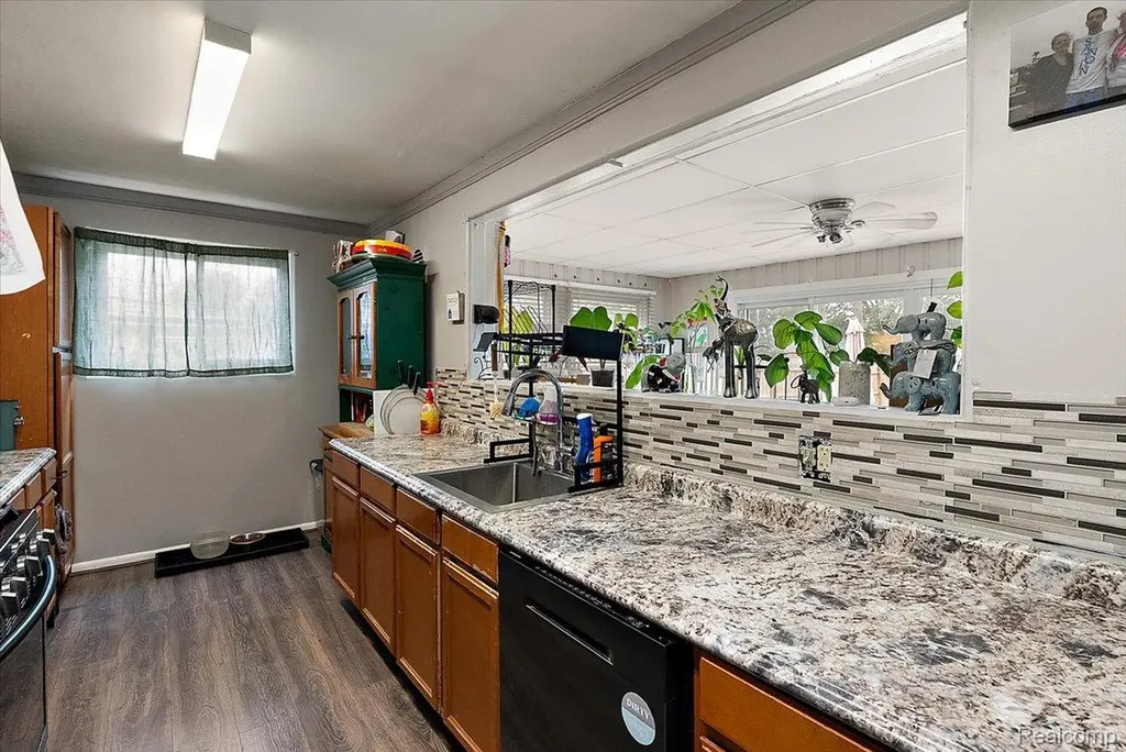 28740 Garfield Street Roseville City MI 48066