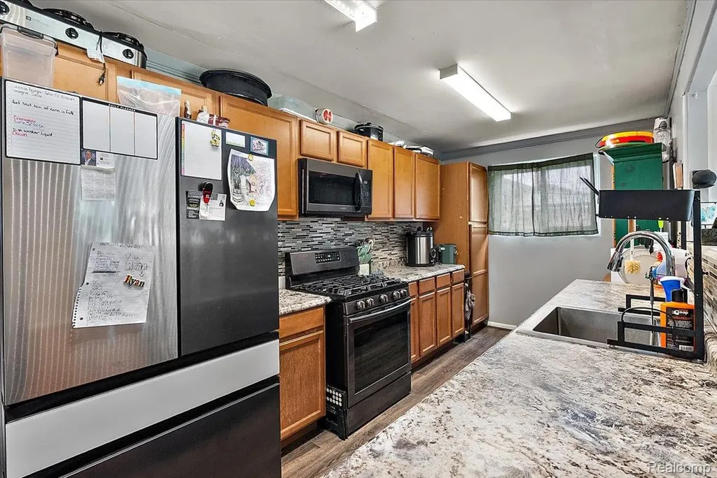 28740 Garfield Street Roseville City MI 48066