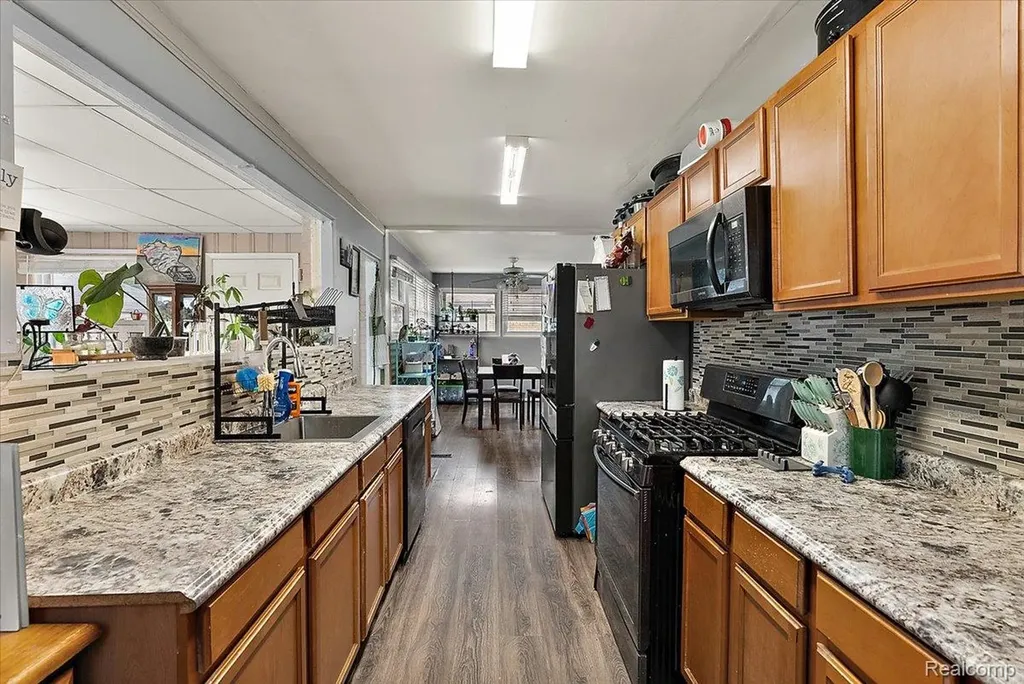 28740 Garfield Street Roseville City MI 48066