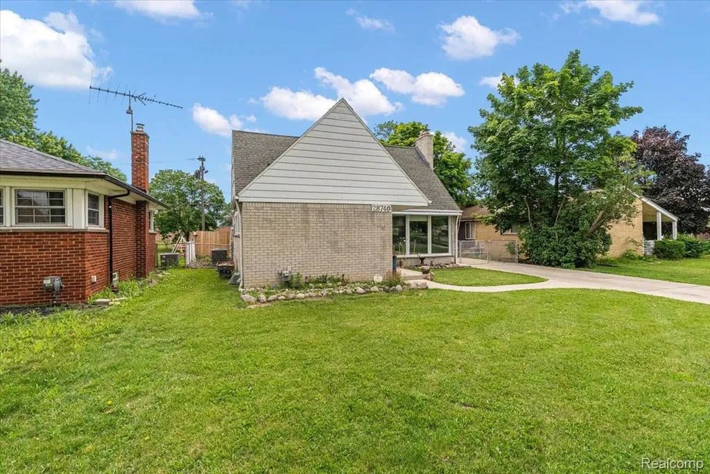 28740 Garfield Street Roseville City MI 48066