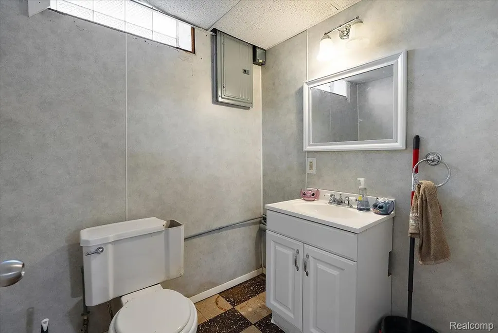 28740 Garfield Street Roseville City MI 48066