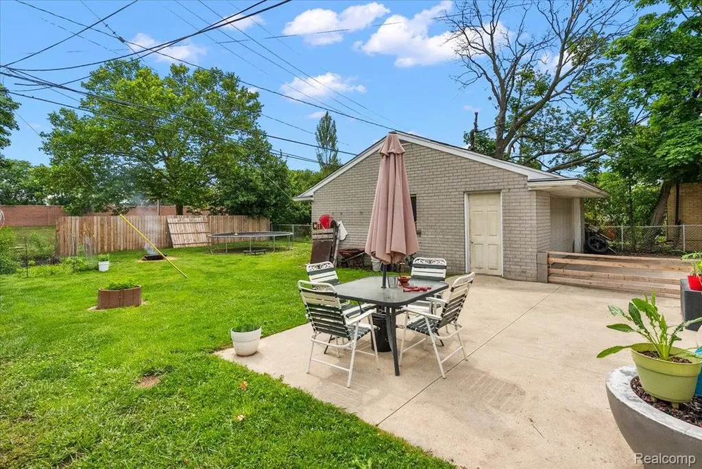 28740 Garfield Street Roseville City MI 48066