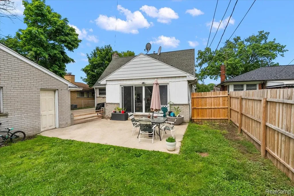 28740 Garfield Street Roseville City MI 48066