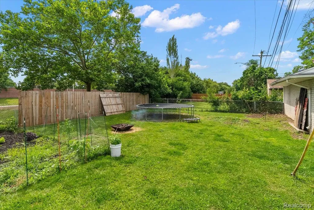 28740 Garfield Street Roseville City MI 48066