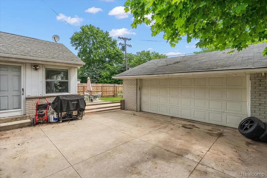 28740 Garfield Street Roseville City MI 48066