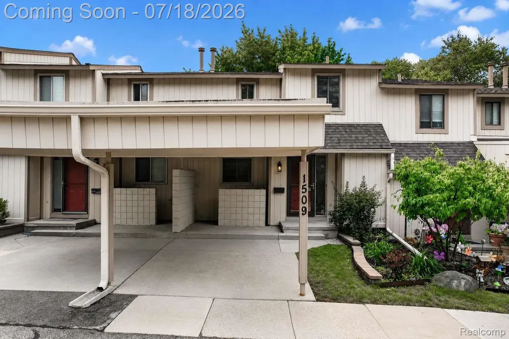 1509 Charter Oak Drive Rochester Hills City MI 48309
