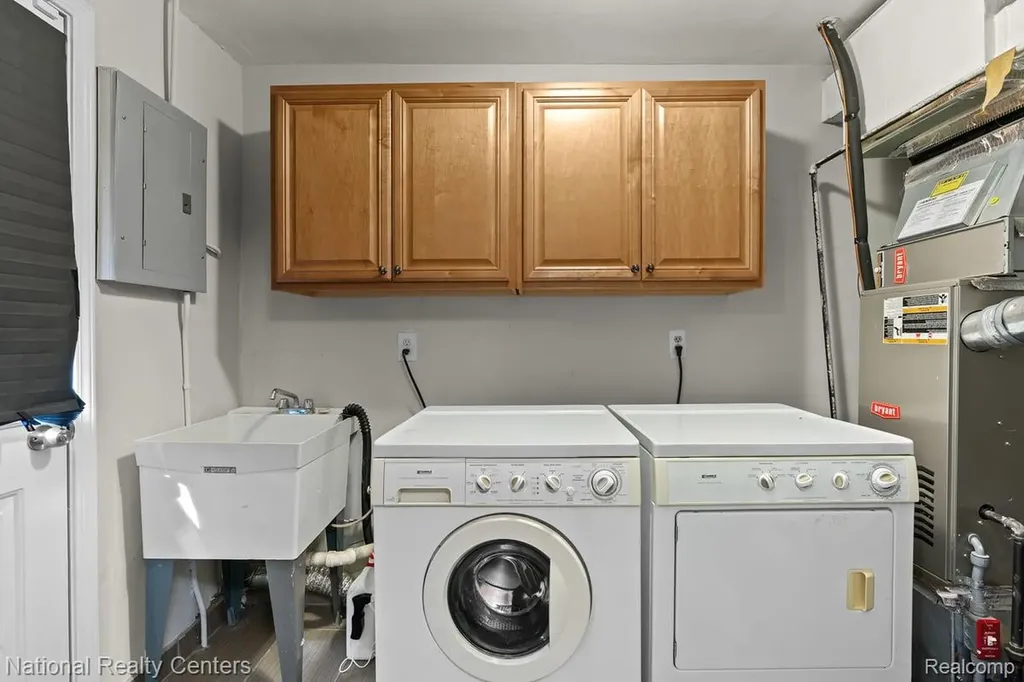 22109 Hawthorne Street Farmington City MI 48336