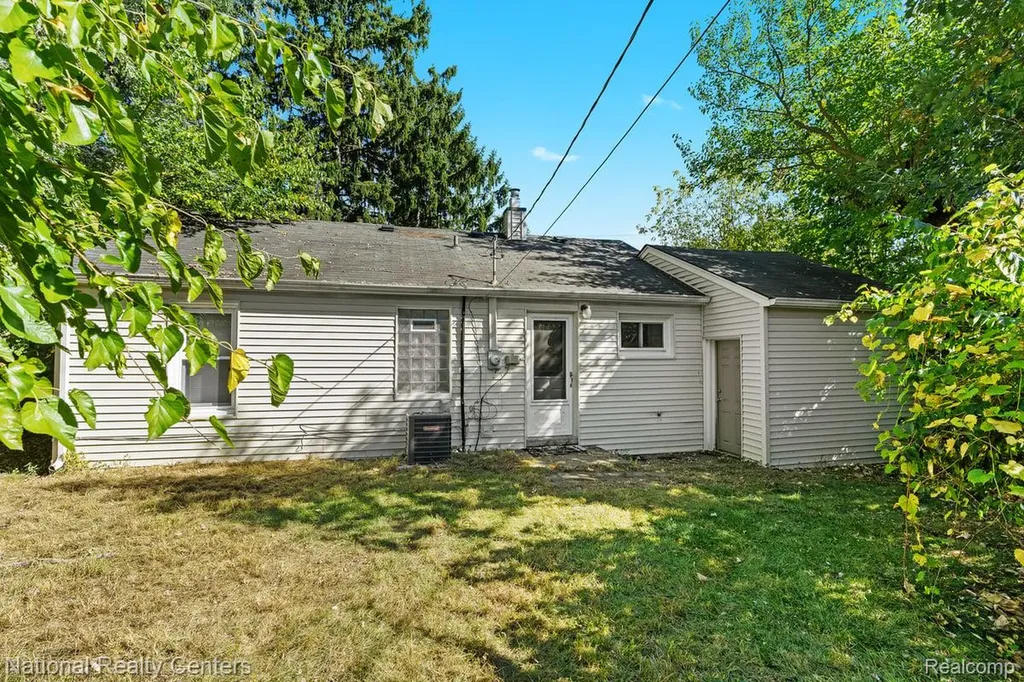 22109 Hawthorne Street Farmington City MI 48336