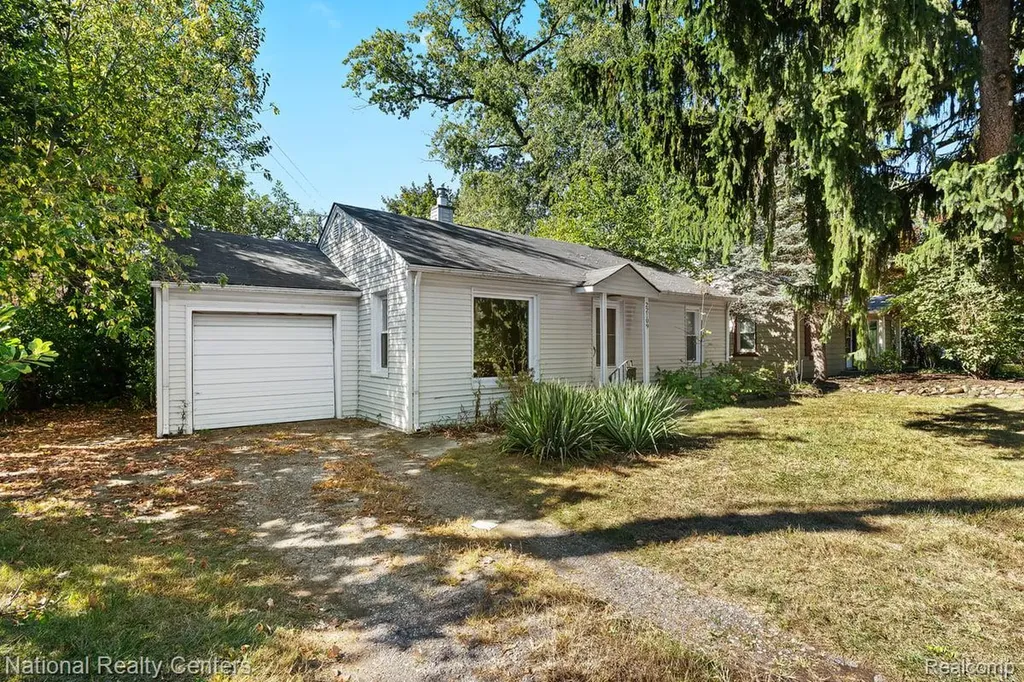 22109 Hawthorne Street Farmington City MI 48336