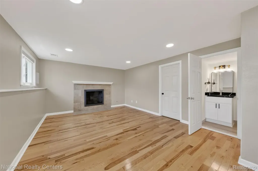 40014 Eagle Drive Sterling Heights City MI 48310
