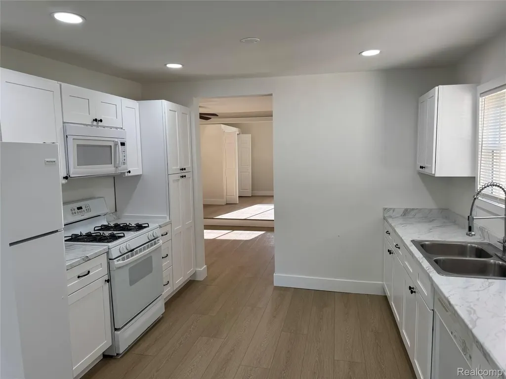 29240 Mcdonald Street Roseville City MI 48066
