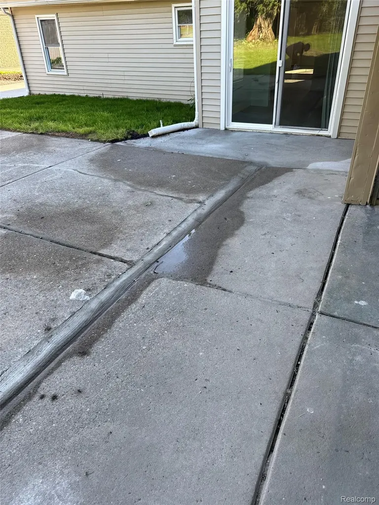 29240 Mcdonald Street Roseville City MI 48066