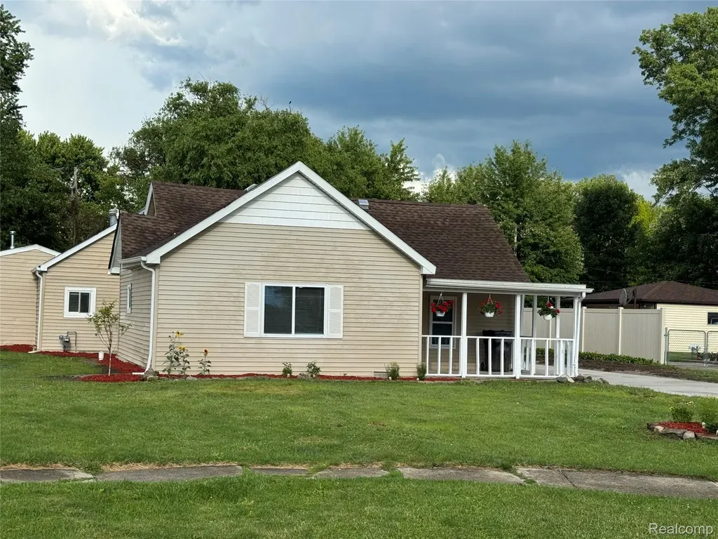 29240 Mcdonald Street Roseville City MI 48066