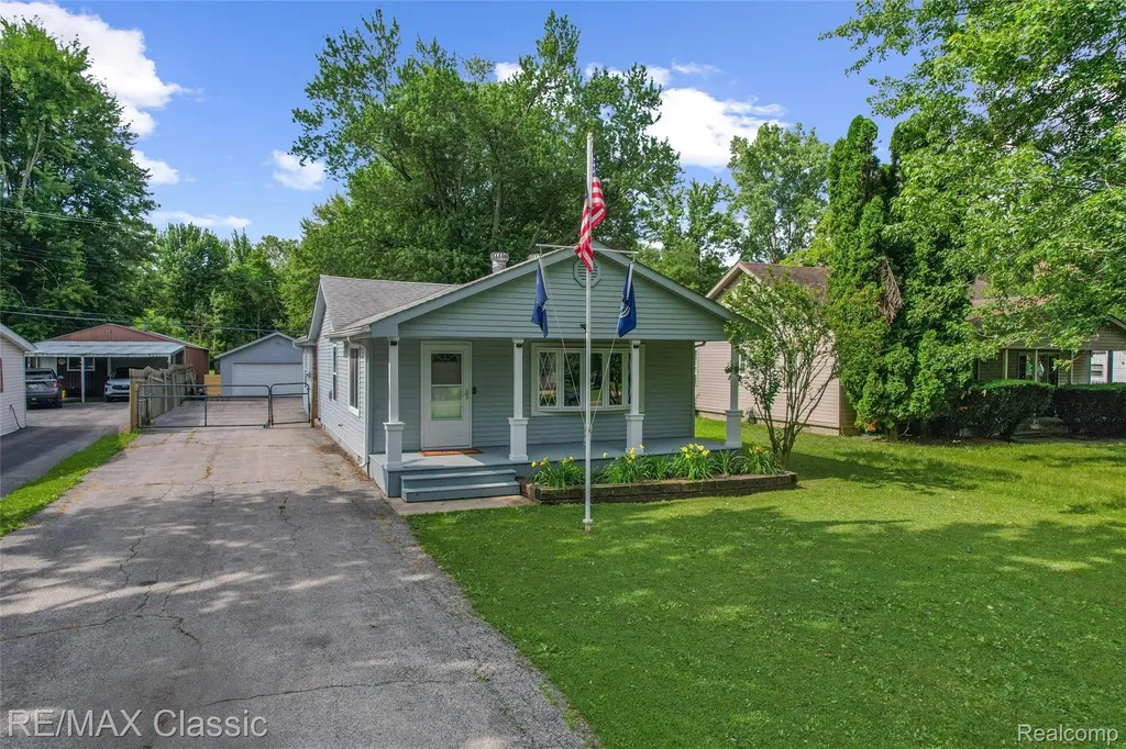 401 Center Street Carleton Village MI 48117