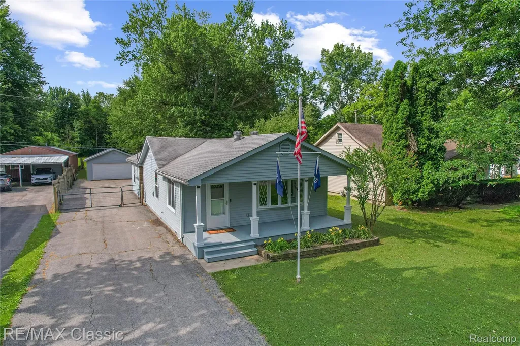 401 Center Street Carleton Village MI 48117