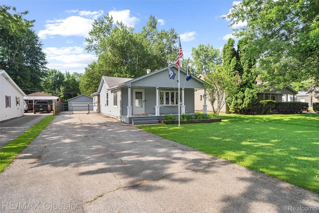 401 Center Street Carleton Village MI 48117
