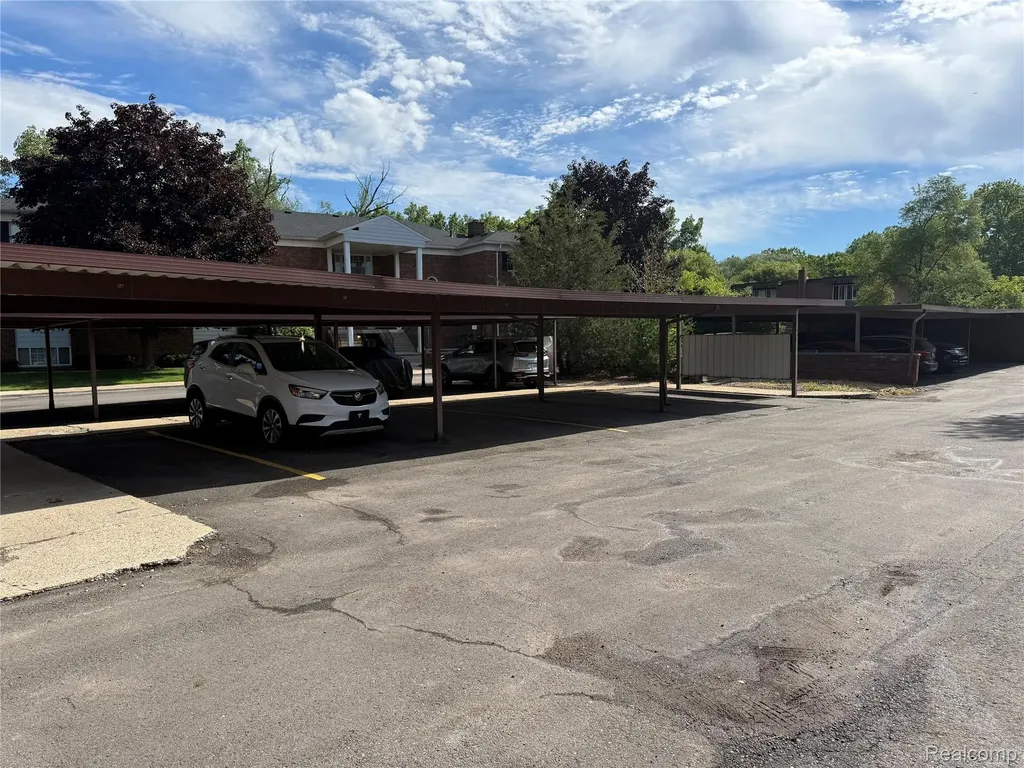 25354 Shiawassee Circle Southfield City MI 48033