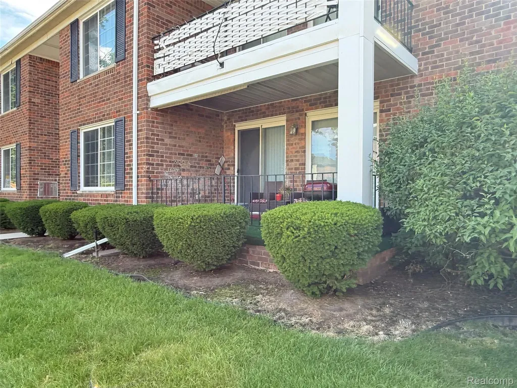 25354 Shiawassee Circle Southfield City MI 48033