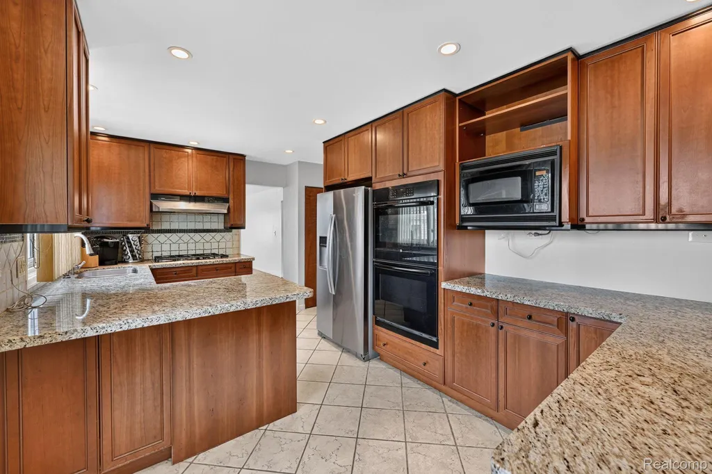 27066 Sutherland Street Southfield City MI 48076