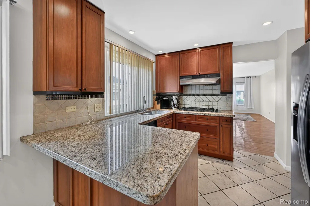 27066 Sutherland Street Southfield City MI 48076