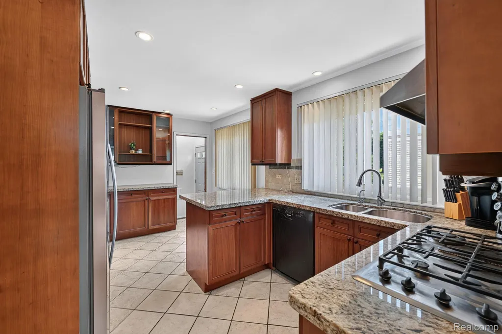 27066 Sutherland Street Southfield City MI 48076