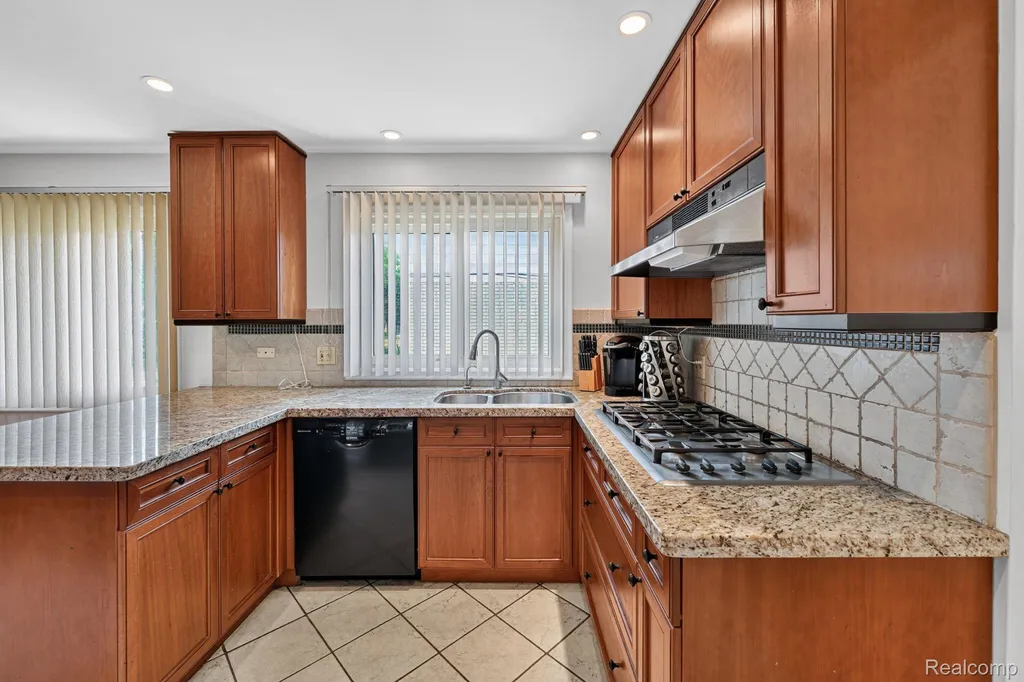 27066 Sutherland Street Southfield City MI 48076
